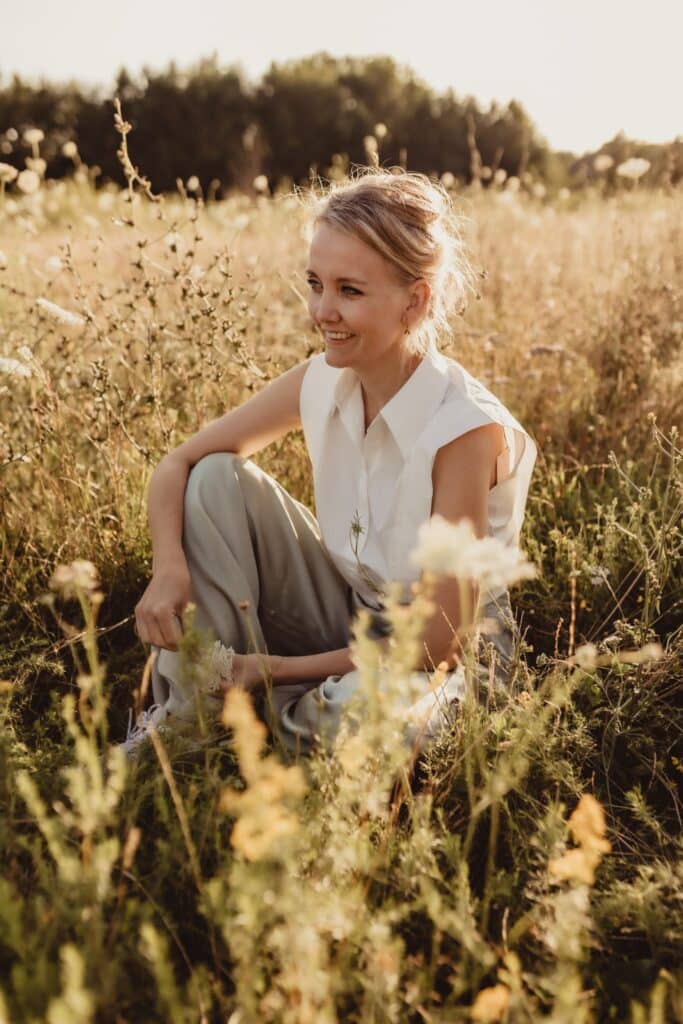 Malou zittend in het veld